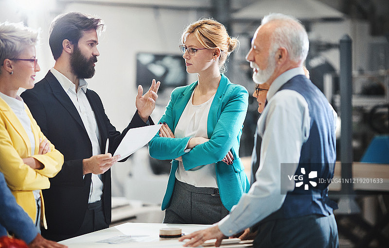 生产设施的团队会议图片素材