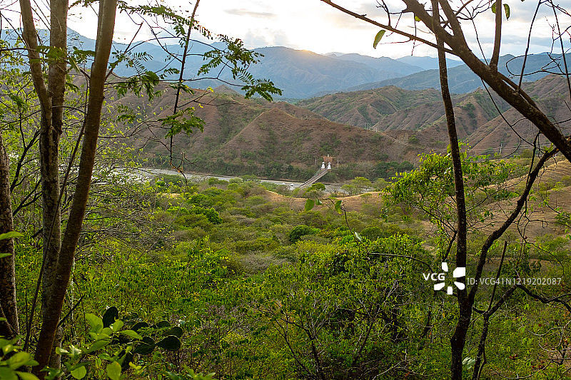 大量的植被、树木、山脉，远处是考卡河上连接圣菲市和奥拉亚市的悬索桥图片素材