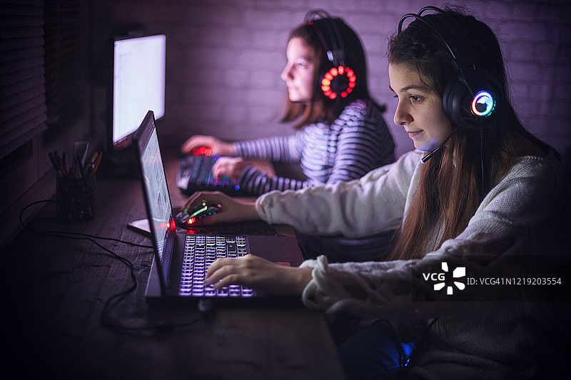 新冠疫情期间两名女孩玩网络游戏图片素材