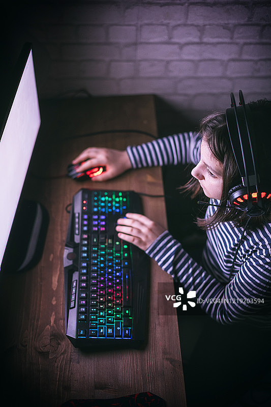 疫情期间玩网络游戏的小女孩图片素材