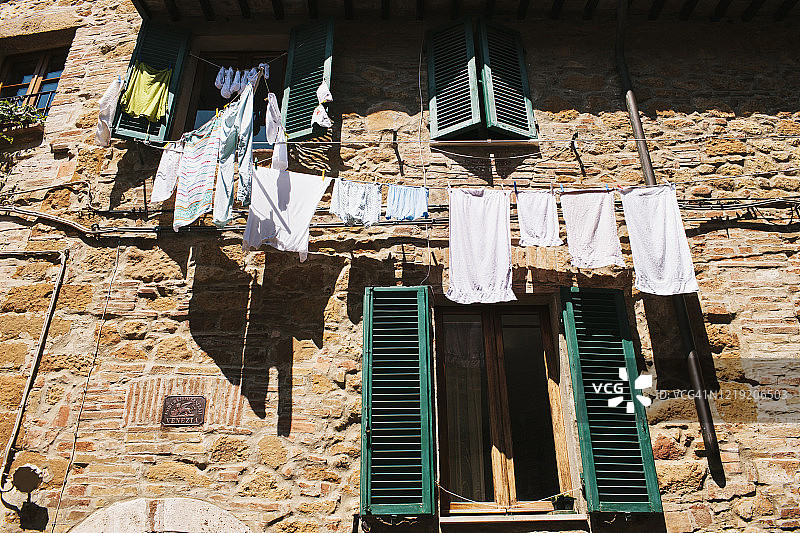 托斯卡纳街头的晾晒衣物图片素材