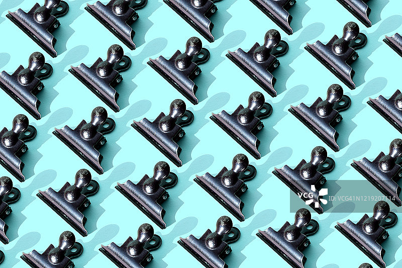 蓝色背景上重复的夹子图片素材