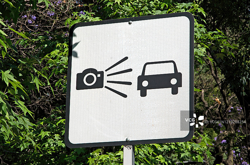 墨西哥城交通警告标志：前方有测速相机或雷达图片素材
