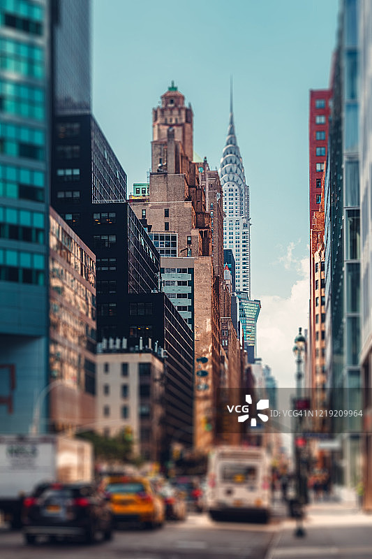曼哈顿中城列克星敦大道，远处可见克莱斯勒大厦图片素材