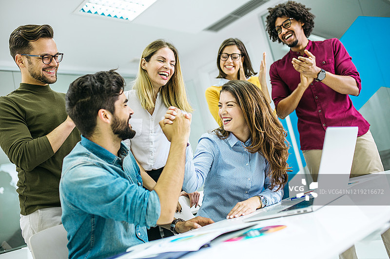 学生们一起看笔记本电脑并集思广益图片素材