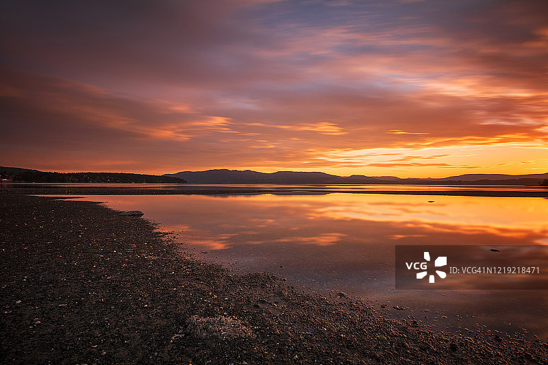 温哥华岛海岸线的壮丽日落图片素材
