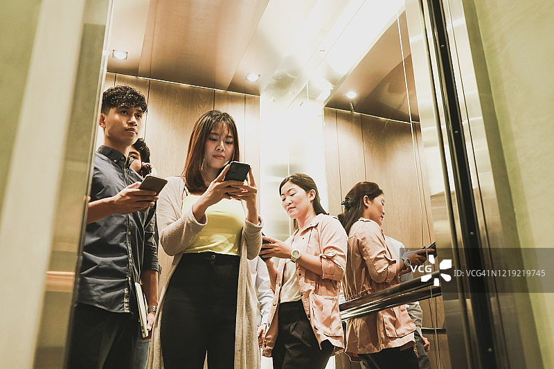 电梯里的一群人图片素材