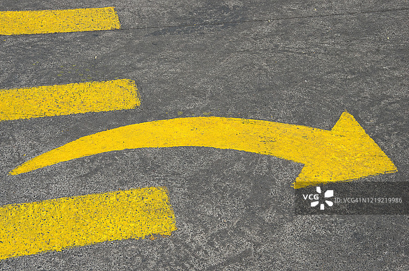 人行横道和黄色右转箭头图片素材