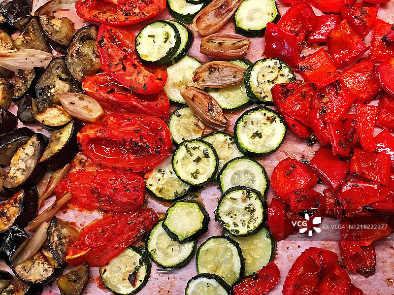 烤制的彩色蔬菜俯视图图片素材