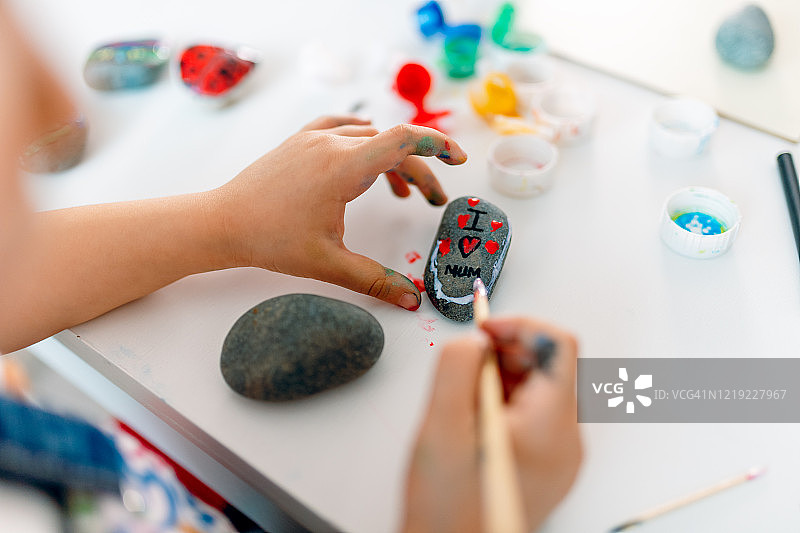 孩子在石头上写下对母亲的爱图片素材