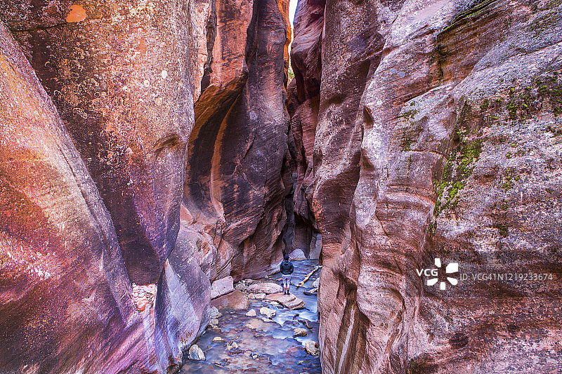 犹他州红色岩石峡谷徒步图片素材