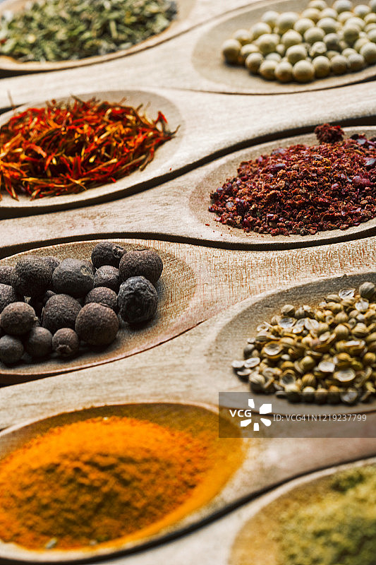 排列成一排的木勺中的香料图片素材