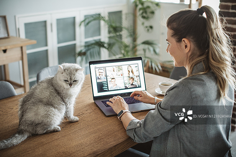 隔离期间工作的妇女图片素材