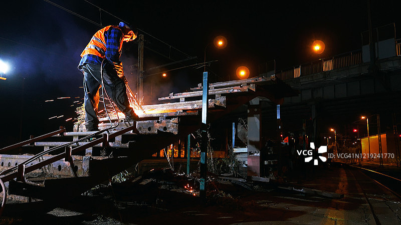 工业焊接：火花飞溅在金属结构上图片素材