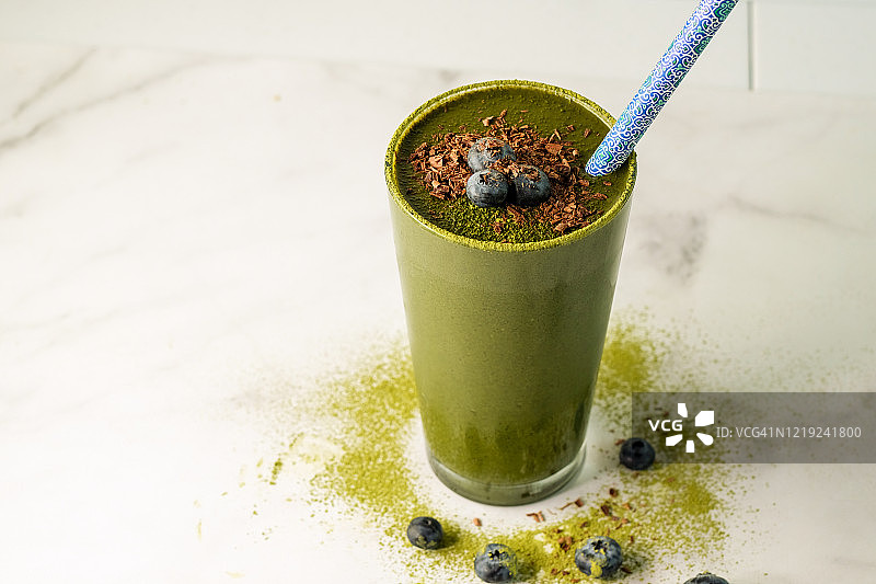 厨房里的绿色冰沙图片素材