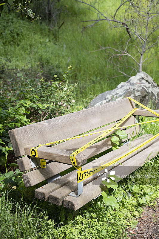 新冠疫情期间远足小径上的警戒线长椅图片素材