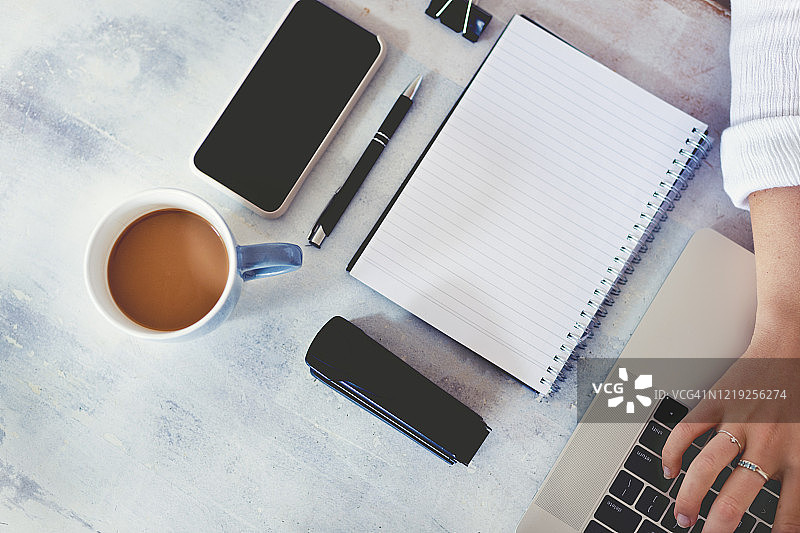 女子使用笔记本电脑俯视图图片素材