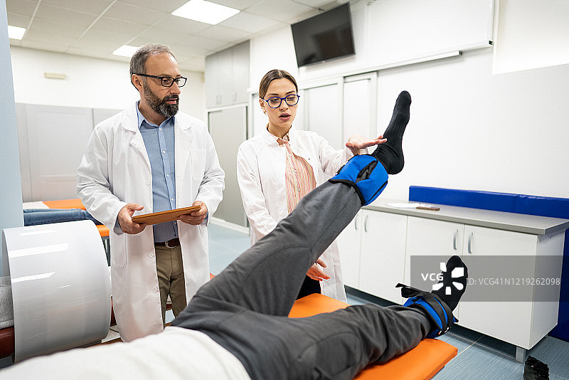 两位医生观察体重治疗效果图片素材