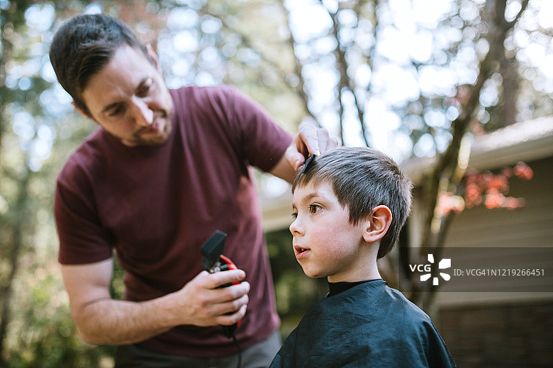 父亲在家给儿子理发图片素材