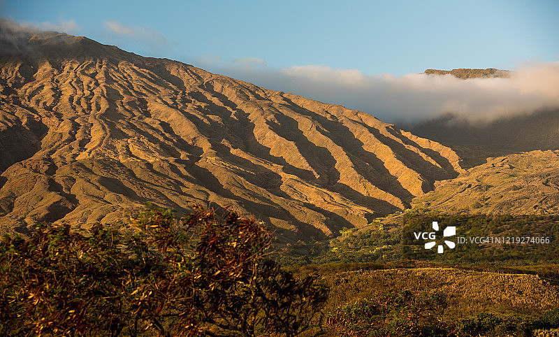 哈莱阿卡拉火山口多云的崎岖山坡图片素材