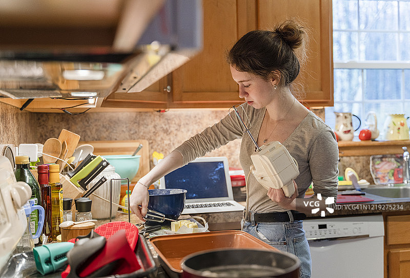 少女准备搅拌机制作蛋糕面糊图片素材