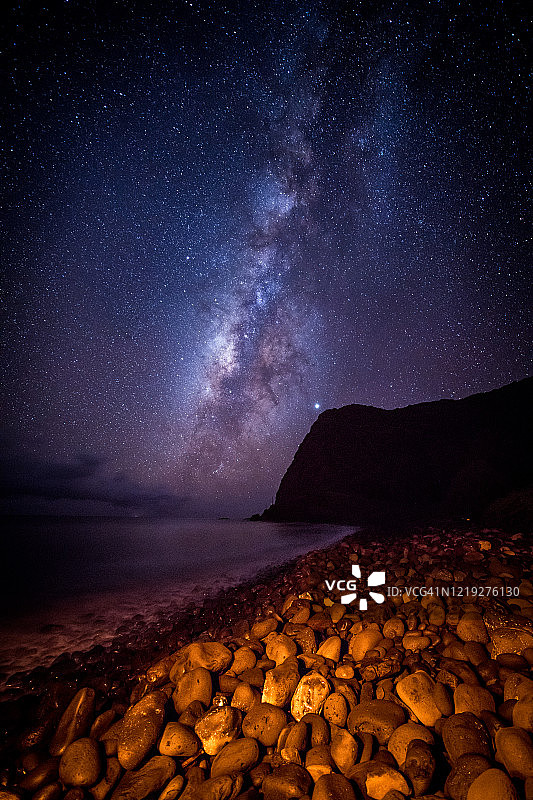 海边礁石与峭壁上的银河图片素材