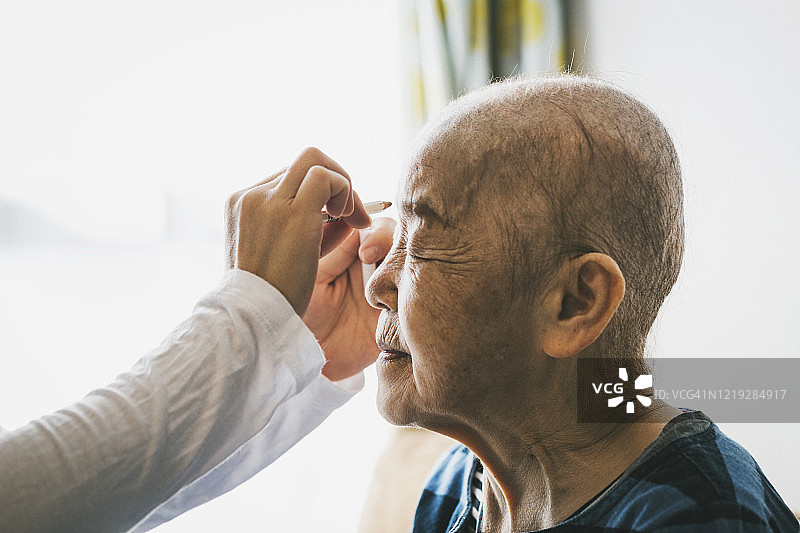 中年女儿在家为患癌老母亲化妆图片素材