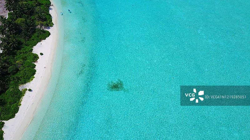 美丽沙滩上的热带海滩波浪俯视图图片素材