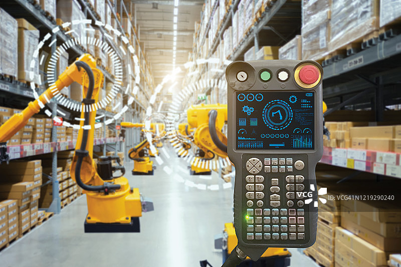 临时仓库中工作的遥控自动机械臂图片素材
