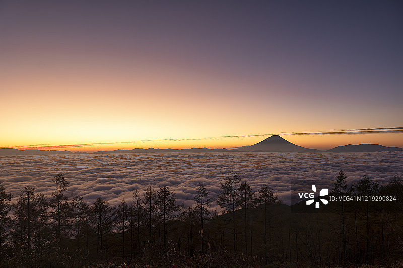 黎明时分云海之上的富士山图片素材