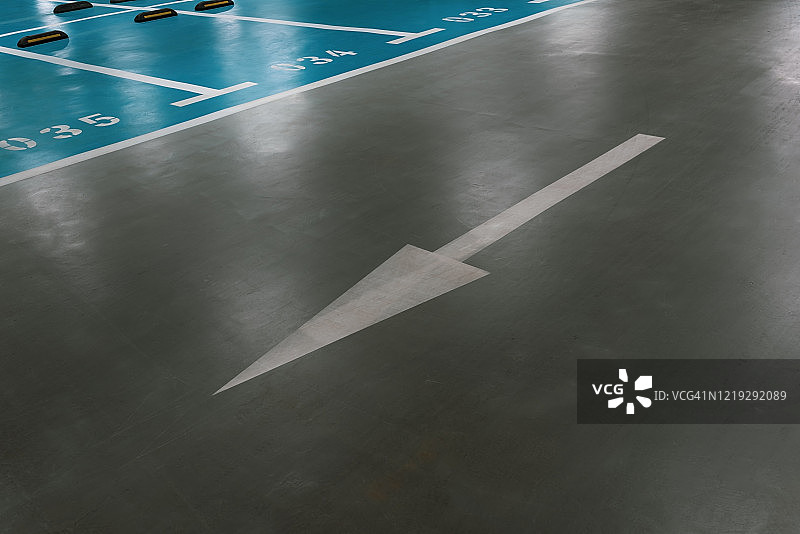 地下停车场地面上的箭头标志图片素材