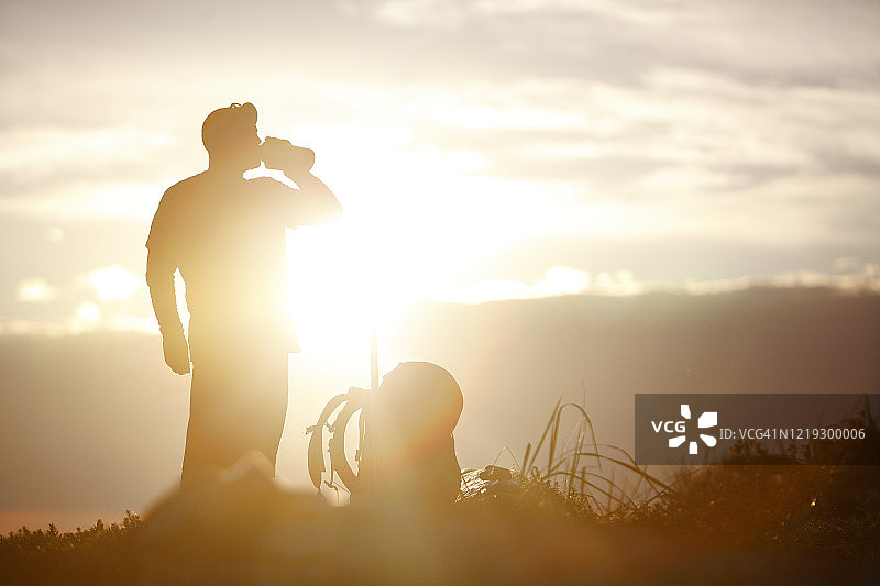 沿着海边徒步图片素材