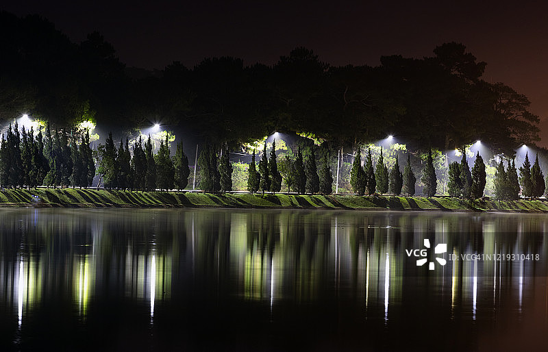 雾夜中的大叻市春香湖图片素材
