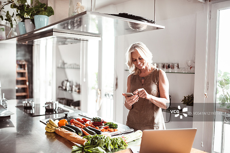 疫情期间的在线购物图片素材