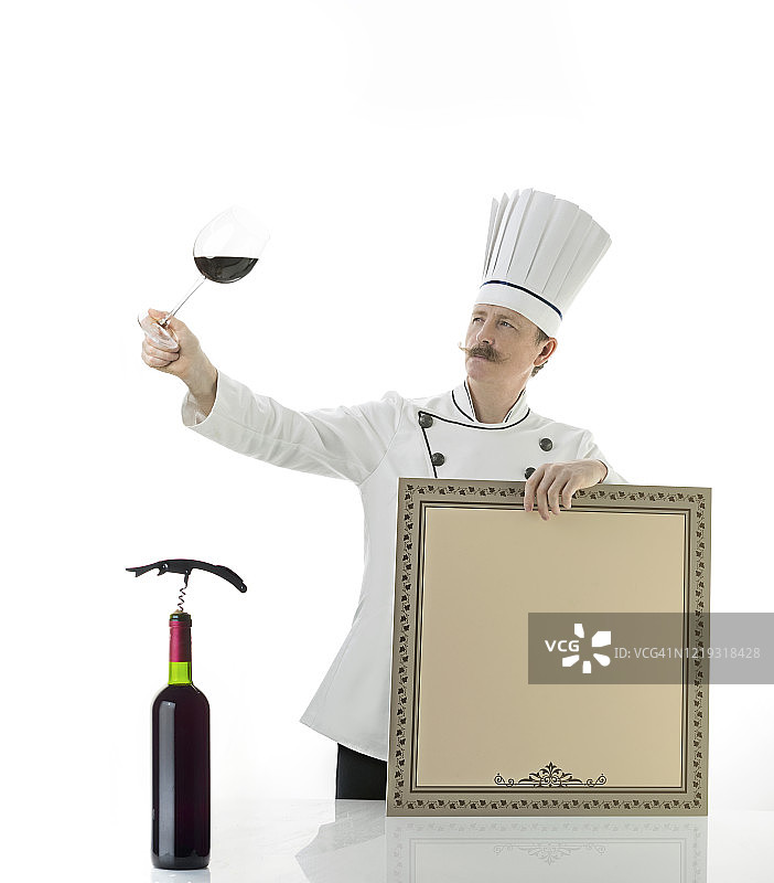 手持葡萄酒杯的葡萄酒服务员图片素材