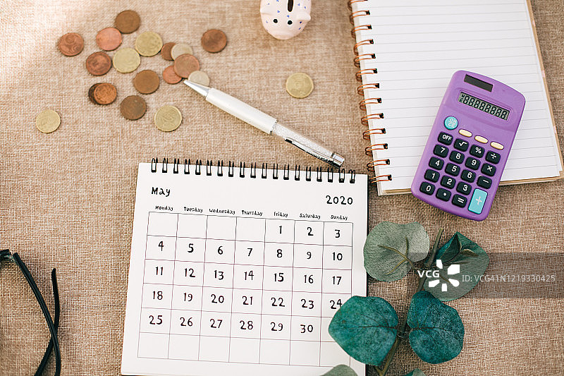 六月日历：计算器、铅笔、笔记本和硬币图片素材