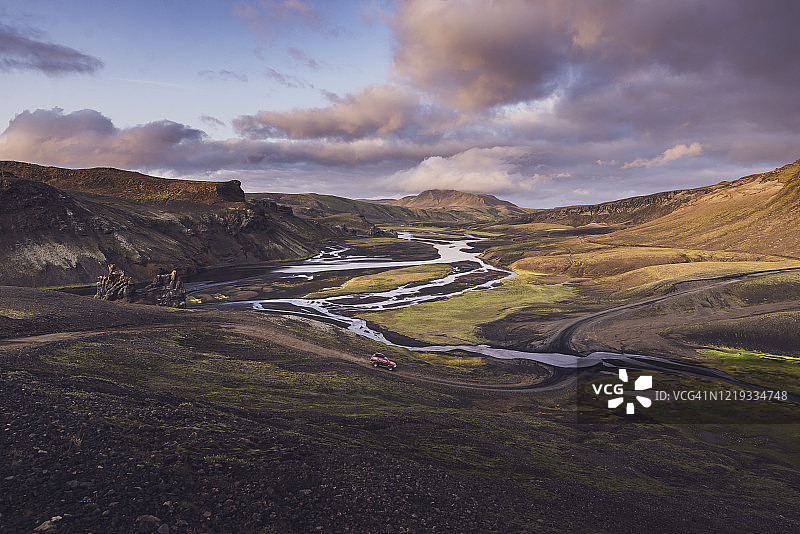 冰岛高地荒野山谷中一辆即将过河的4x4越野车图片素材