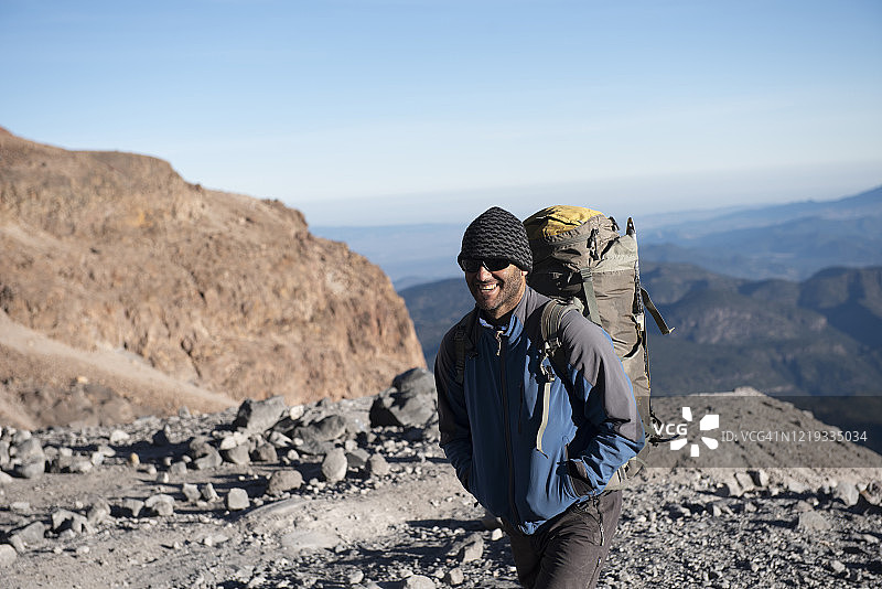 在墨西哥奥里萨巴峰上看到的一位登山者，背着背包图片素材