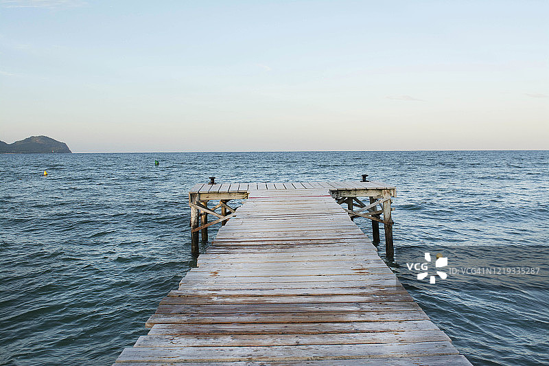马略卡岛日落海滩码头图片素材