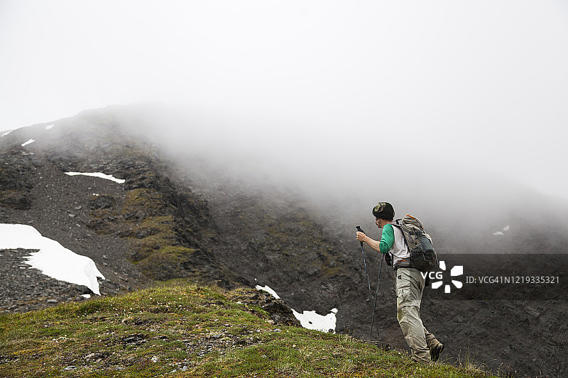 男子徒步前往阿拉斯加基奈半岛的库珀山脊图片素材
