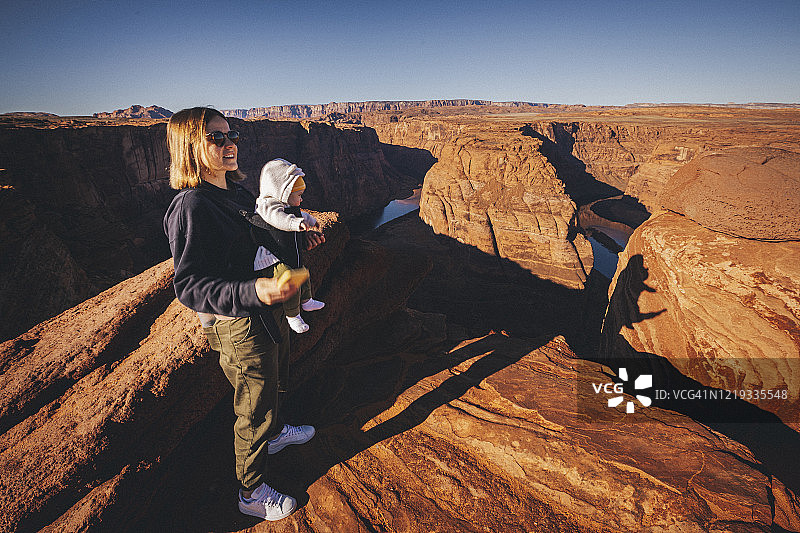 一位女士和一个孩子站在亚利桑那州马蹄湾附近图片素材