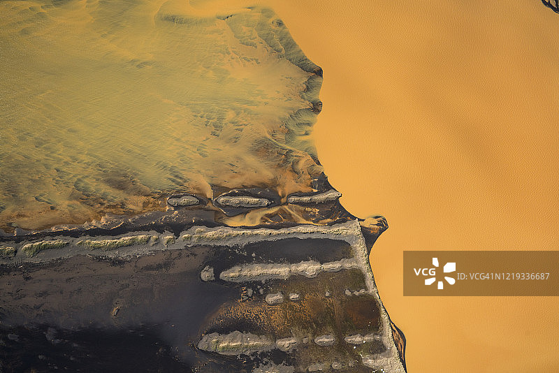 冰岛南部橘色河流的航拍景观图片素材