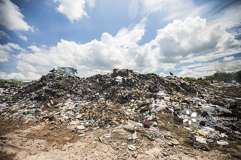 垃圾填埋场焚烧垃圾景观图片素材