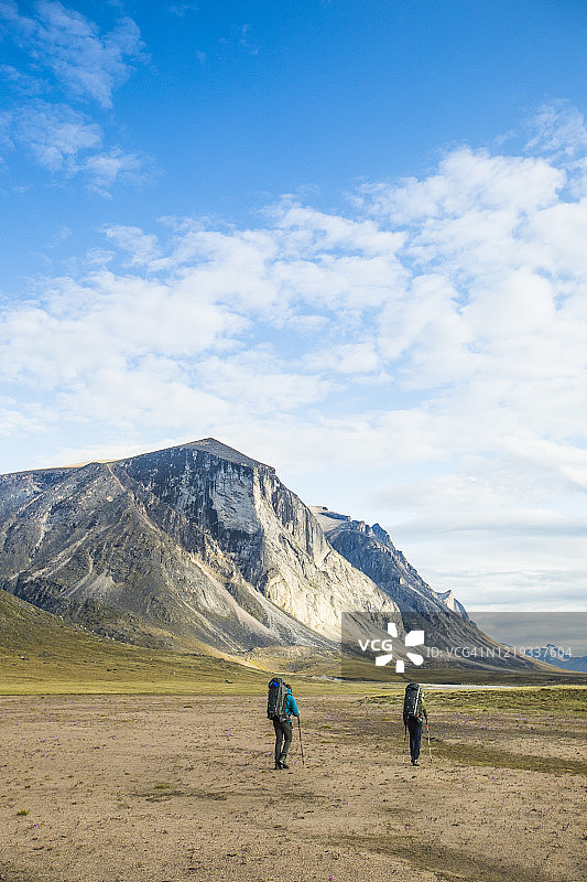徒步穿越加拿大巴芬岛阿克夏雅克山口的背包客图片素材