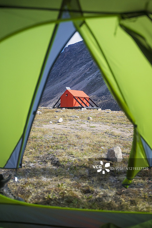 透过帐篷门看到的紧急避难所景观图片素材