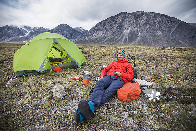 登山者在攀登途中于帐篷外休息图片素材