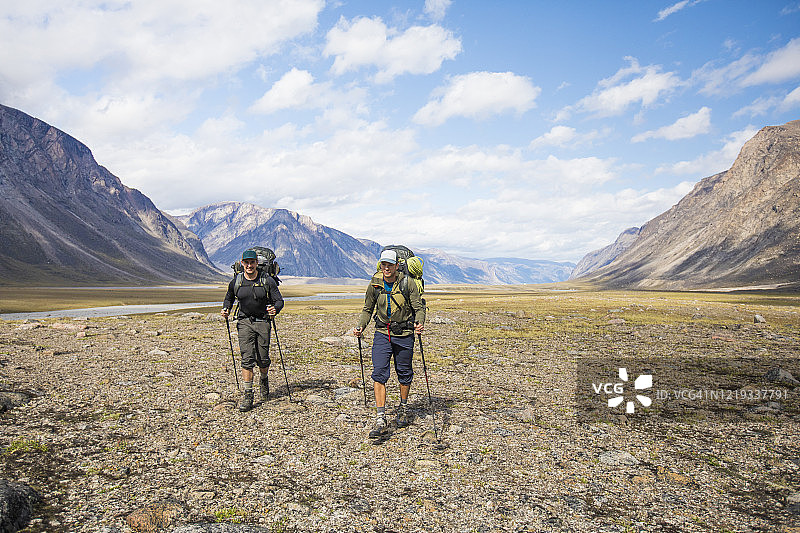 两个背包客在加拿大阿克夏亚克山口徒步旅行图片素材