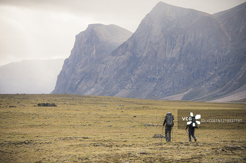 两位背包客在加拿大阿克夏克山口徒步的背影图片素材