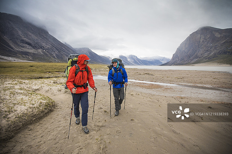 在加拿大巴芬岛雨中徒步的背包客图片素材