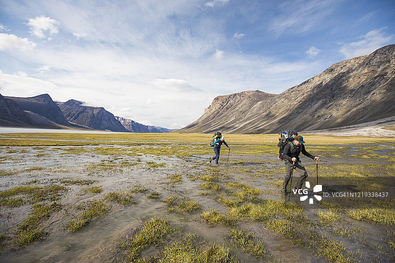 两名背包客徒步穿越阿克夏亚克山口的潮湿地段图片素材